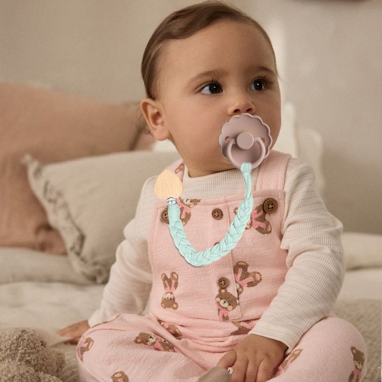 bebe attend maman pattiement avec son attache tetine