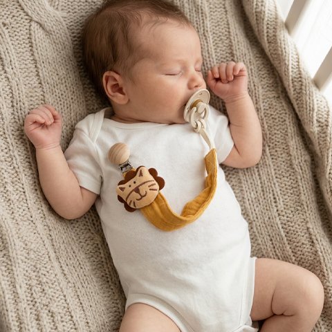 Bébé dort avec son attache suce