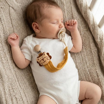 Bébé dort avec son attache suce