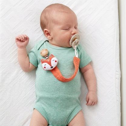 bebe dort paisiblement avec attache tetines