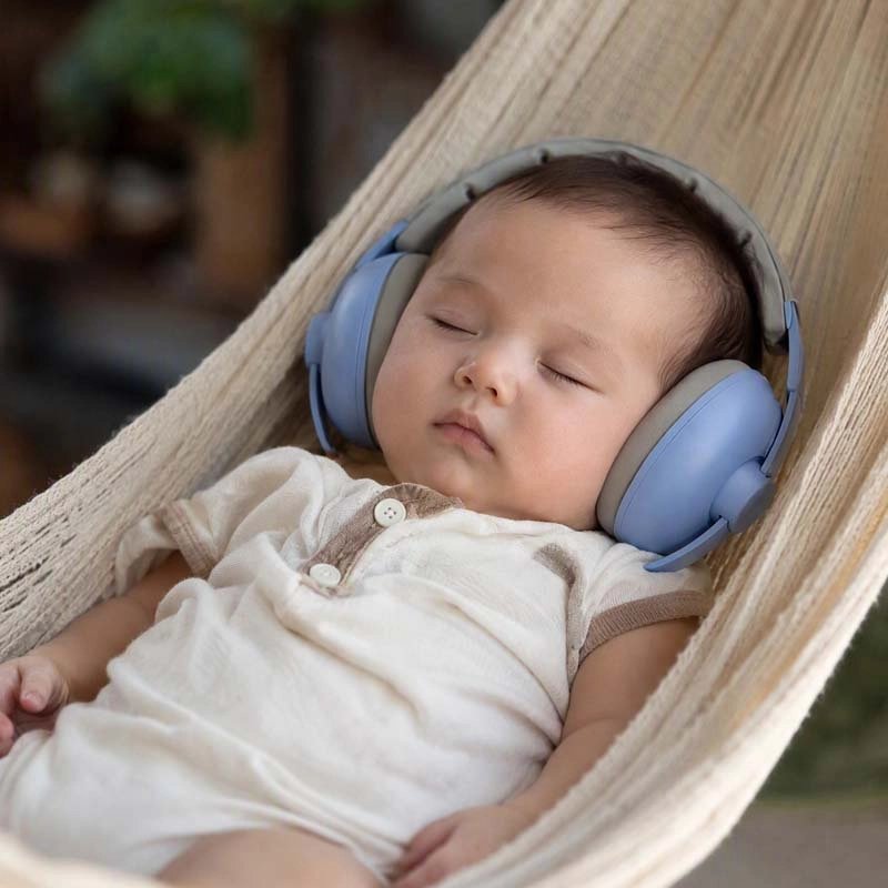 bébé endormi avc le Casque anti bruit bebe bleu dans un hamax