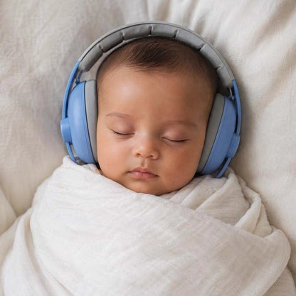 bébé qui dort avec le Casque anti bruit bebe bleu