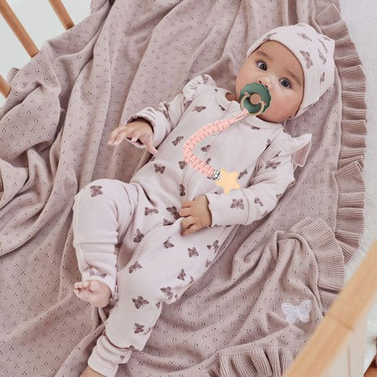 Bebe relaxe avec son attache tetine 