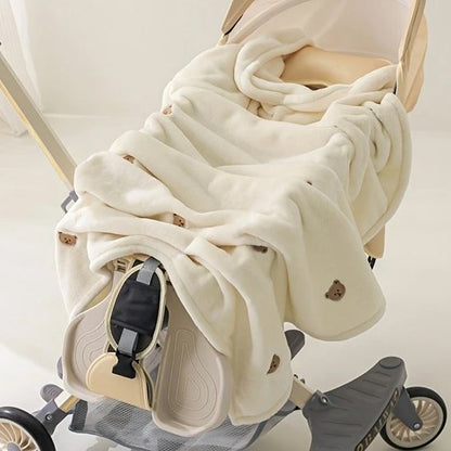 Couverture bebe déposé dans la poussette