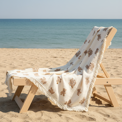 couverture bébé sur une chaise à la plage
