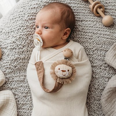 Enmailloté, le bébé est calme