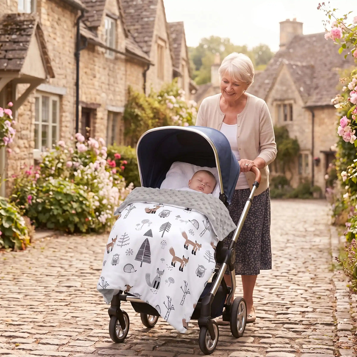 grand-maman avec bebe en poussettre recouvert de couverture en polaire bebe