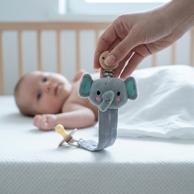 La couleur de l'attache suce est attrayante pour le bébé