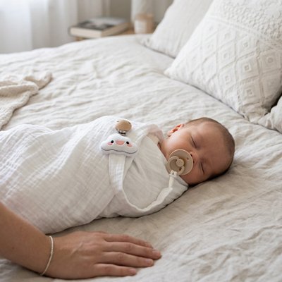 L'attache tetines est près de bebe