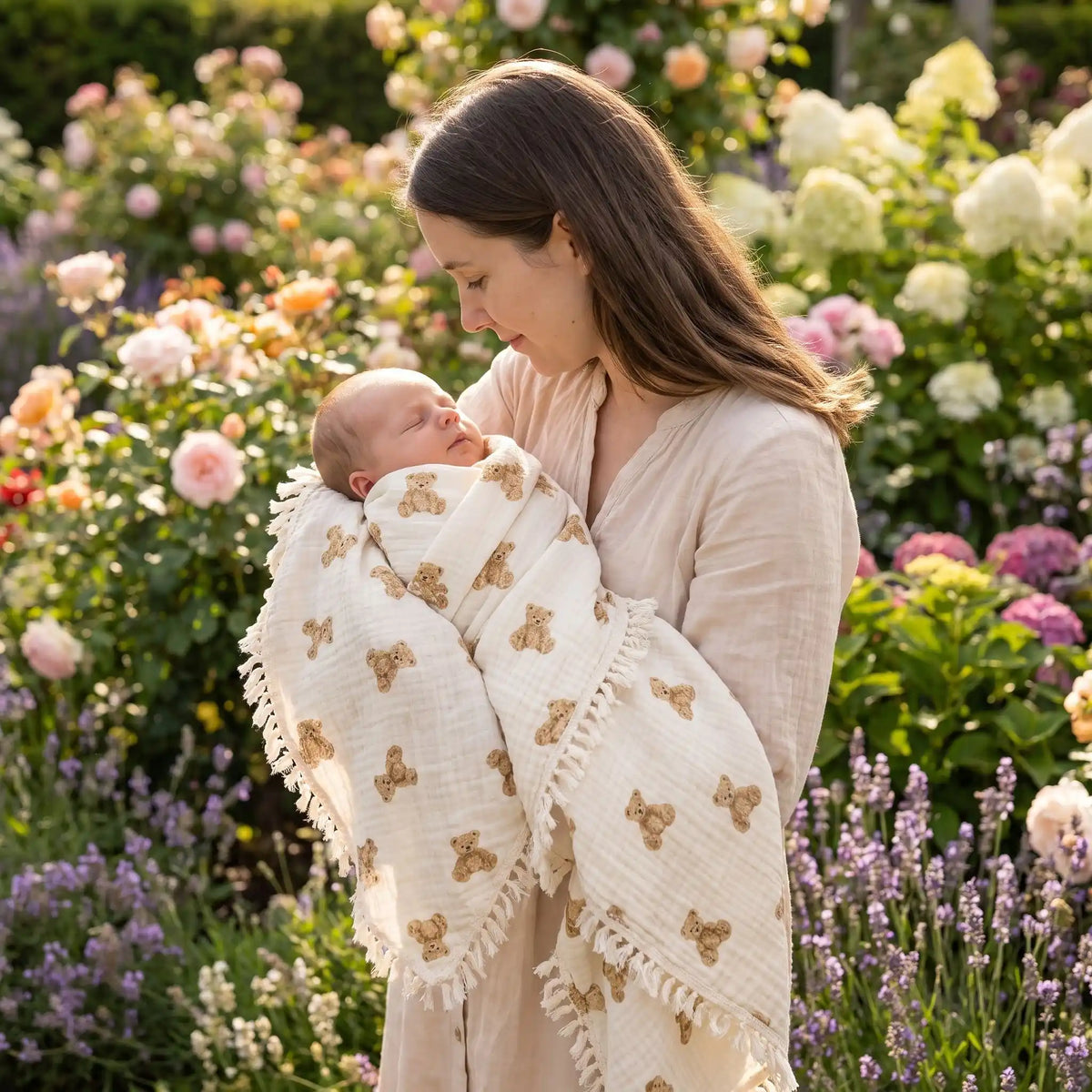 maman et bébé dans la couverture bébé chez des amis dans le jardin