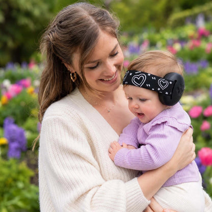maman et bébé qui porte Casque anti bruit pour bebe noir