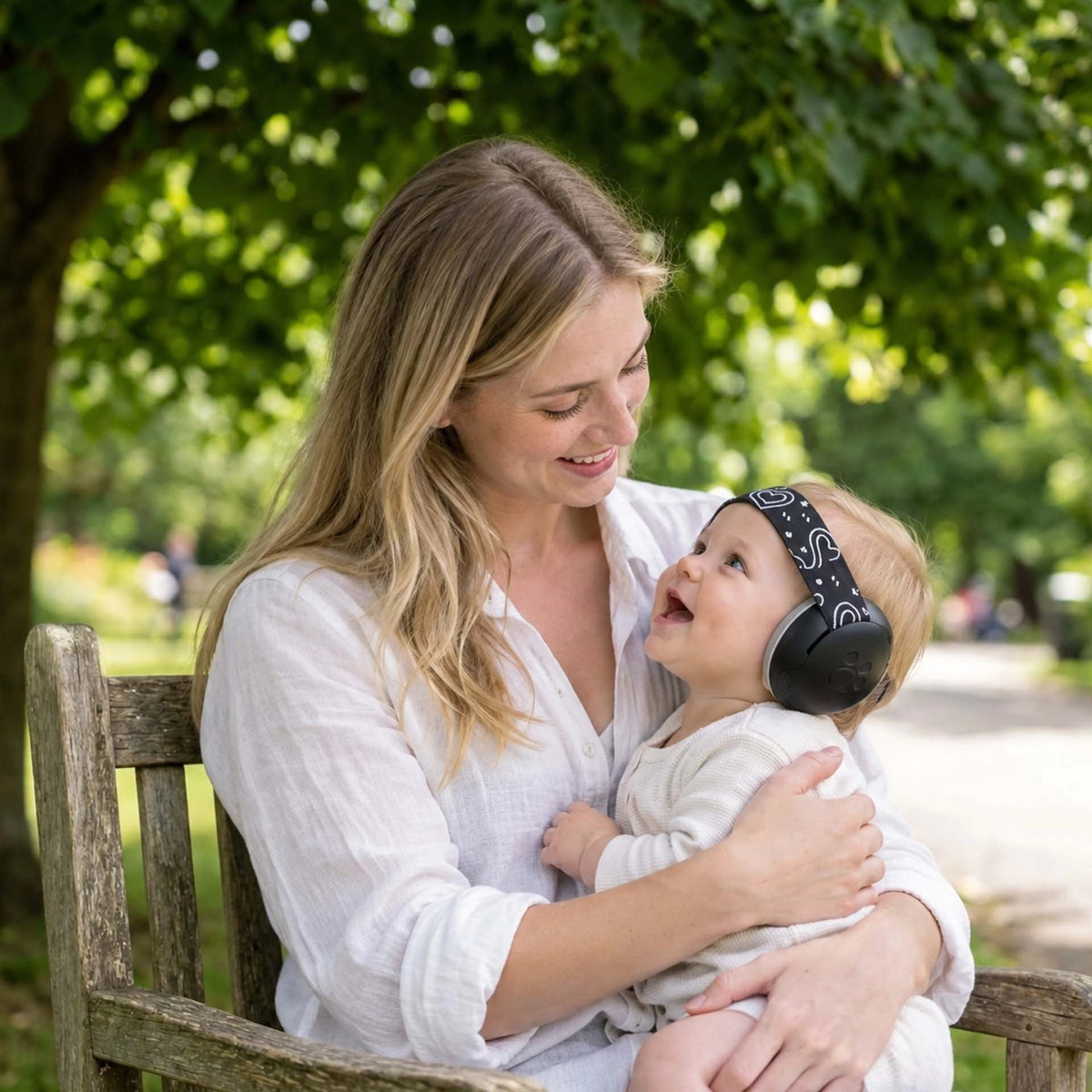 maman et bébé qui porte le Casque anti bruit pour bebe heureux