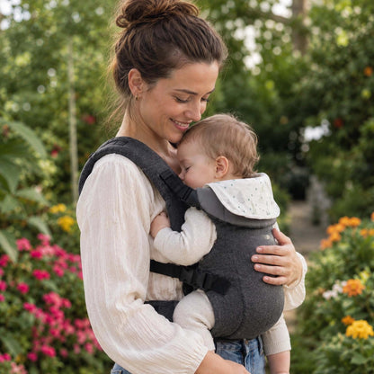Maman se promène avec bébé Porte bebe physiologique