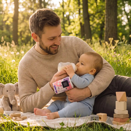Papa et bebe au parc avec le chauffe biberon portable