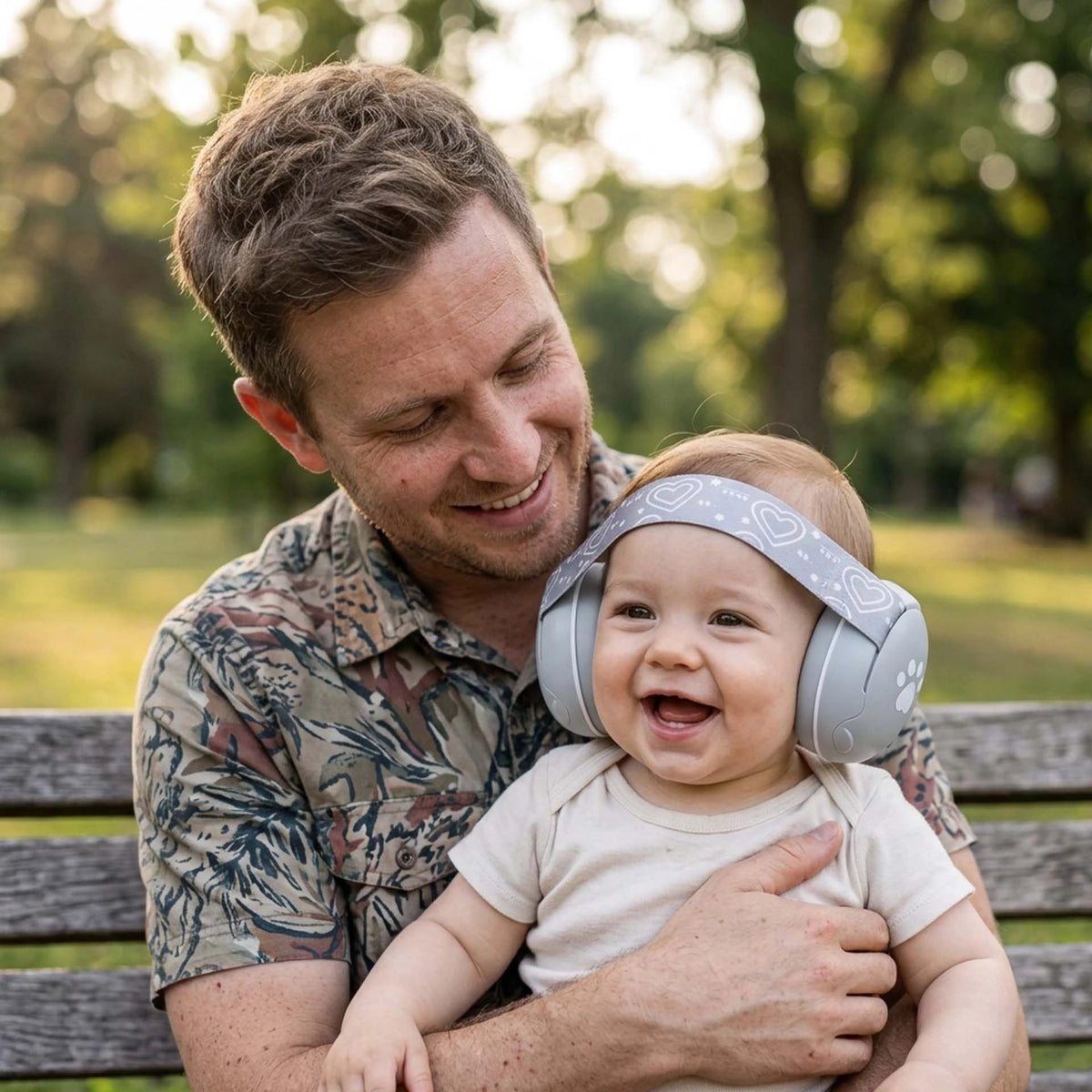 papa et bébé qui porte Casque anti bruit pour bebe gris