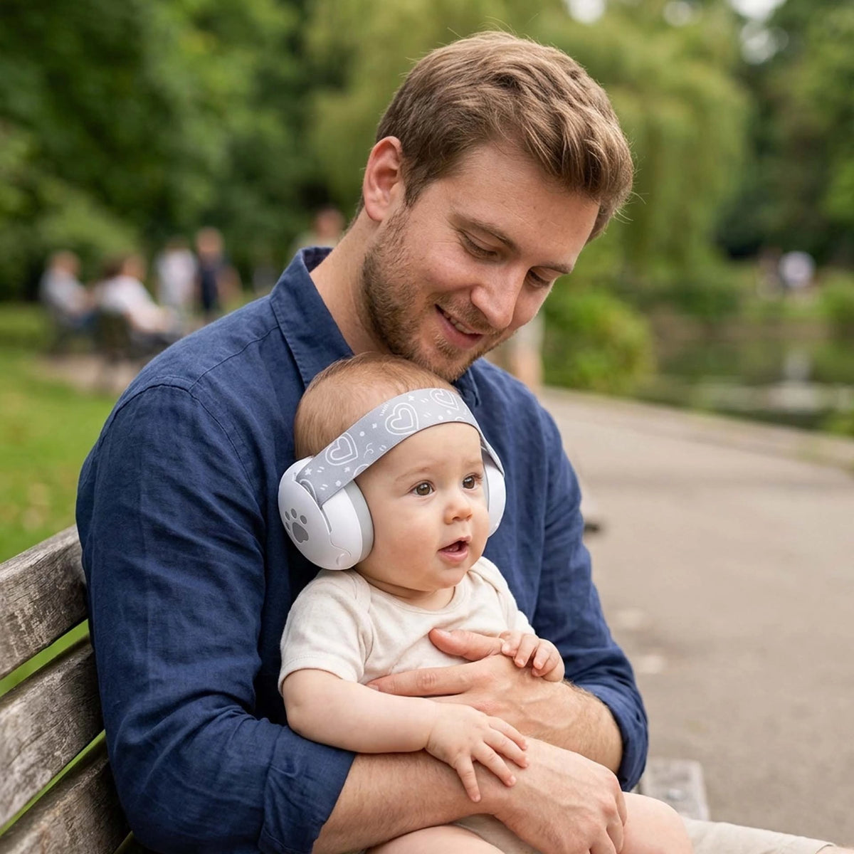 papa et bébé qui porte Casque anti bruit pour bebe blanc