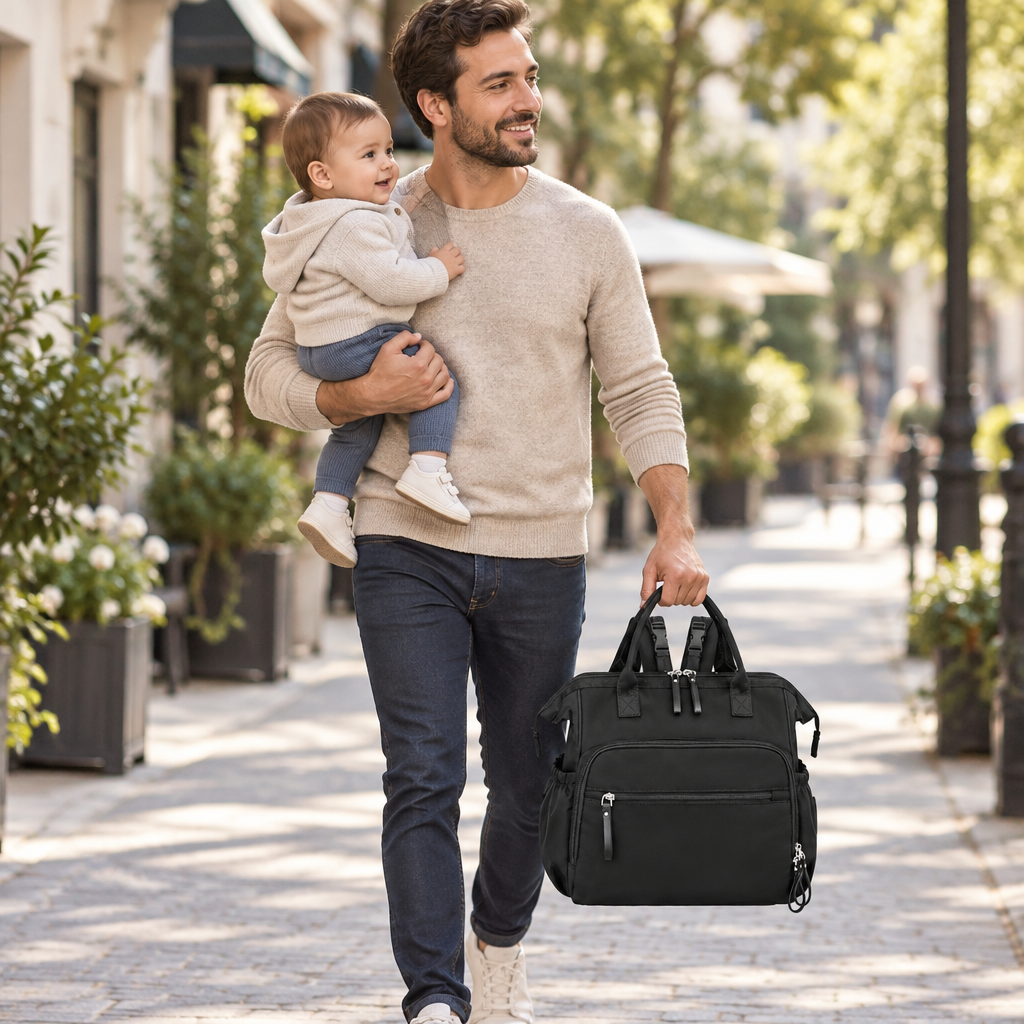 papa et bébé reviennent de la crèche avec le sac à dos à langer noir