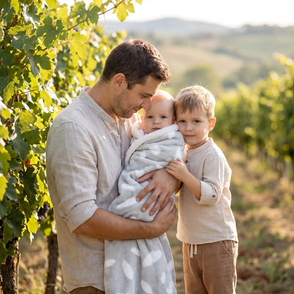 papa, petit-garçon et bébé dans la couverture polaire bebe grise