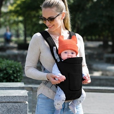 Porte bébé avec maman et bebe sortant du resto