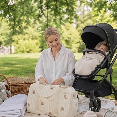 Sac a langer bebe maman et bebe poussette au parc