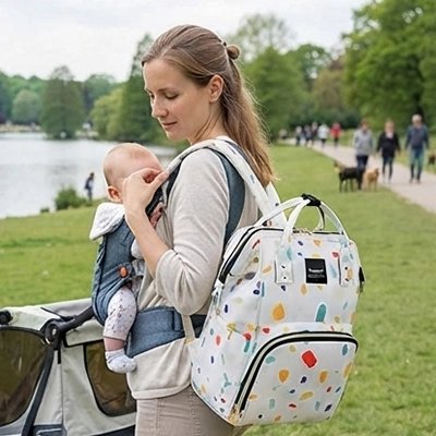 Sac a langer bebe sur le dos avec bebe dans le porte bebe