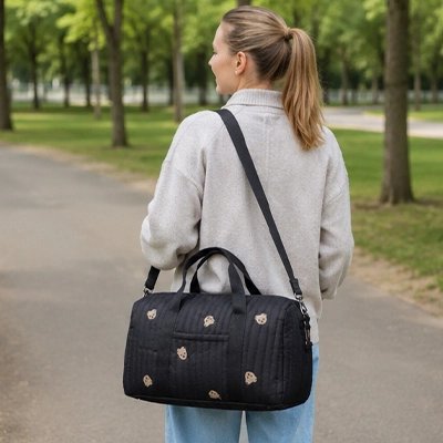 Sac a langer bebe  sur l'épaule de maman qui marche