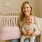 Sac a langer dans la chambre de bebe avec maman et bebe