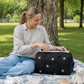 Sac a langer que maman ouvre au parc 