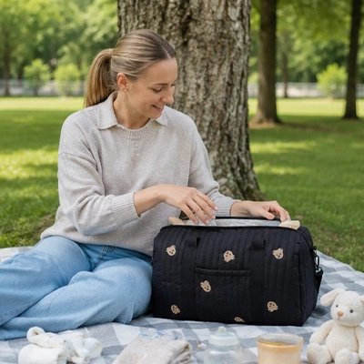 Sac a langer que maman ouvre au parc 